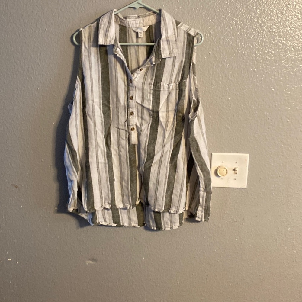 Set of two no sleeve, collard tops